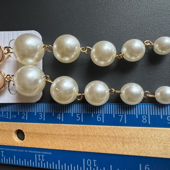 Pearl Earrings (clip-on)
(New) - Picture 8 of 10